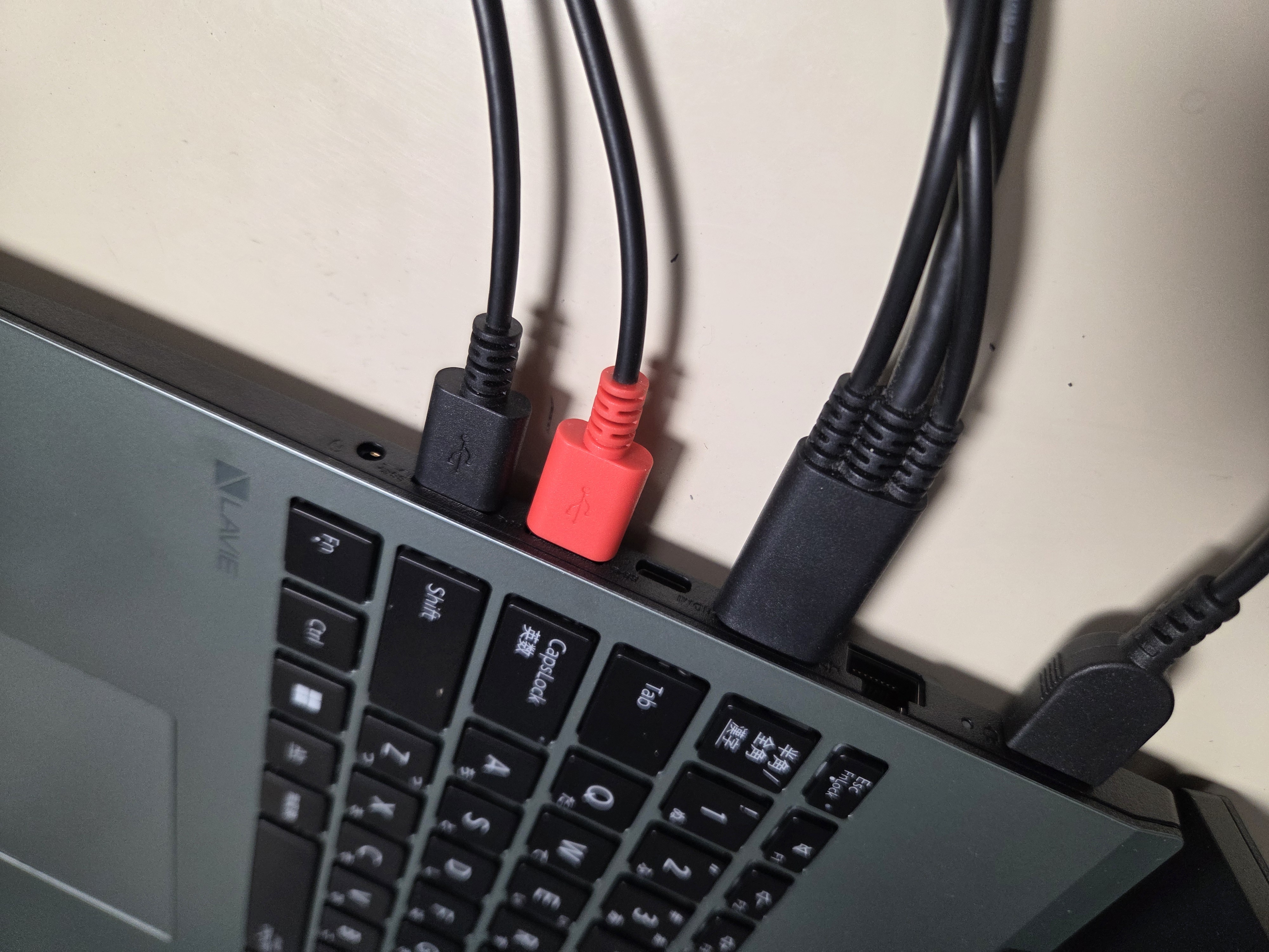 新しいのパソコンの３in１ケーブル接続